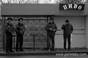 «Отдельный вид наглой лжи». Чего добился режим Лукашенко в борьбе с алкоголизмом за 30 лет?