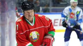 Почему Лукашенко продолжает выходить на лед, явно не испытывая от этого восторга