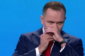 Кандидат в президенты Польши принял никотиновый пауч во время теледебатов. Разгорелся скандал
